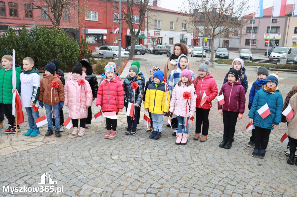 Fotorelacja: Uroczyste odśpiewanie Hymnu na Rynku w Koziegłowach