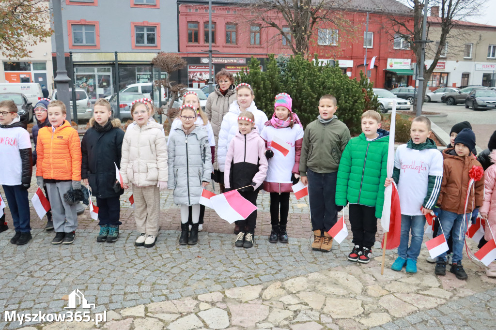 Fotorelacja: Uroczyste odśpiewanie Hymnu na Rynku w Koziegłowach