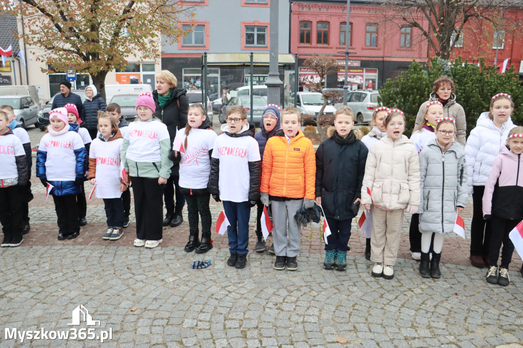 Fotorelacja: Uroczyste odśpiewanie Hymnu na Rynku w Koziegłowach