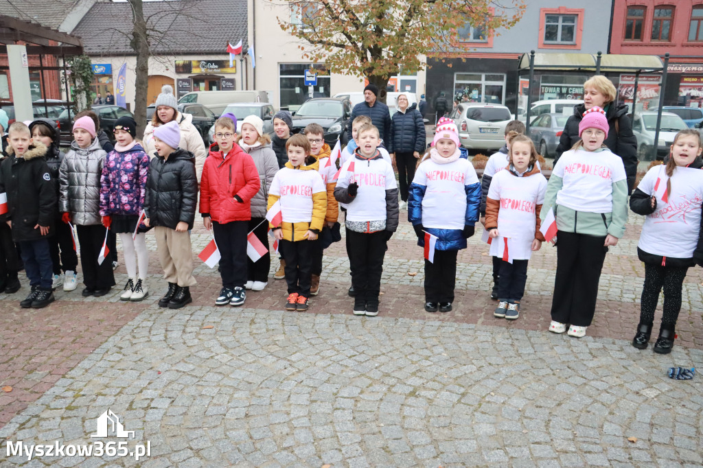 Fotorelacja: Uroczyste odśpiewanie Hymnu na Rynku w Koziegłowach