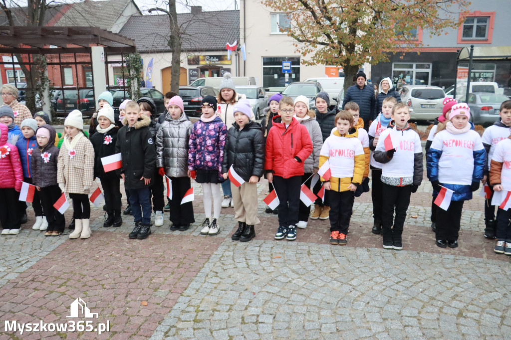 Fotorelacja: Uroczyste odśpiewanie Hymnu na Rynku w Koziegłowach