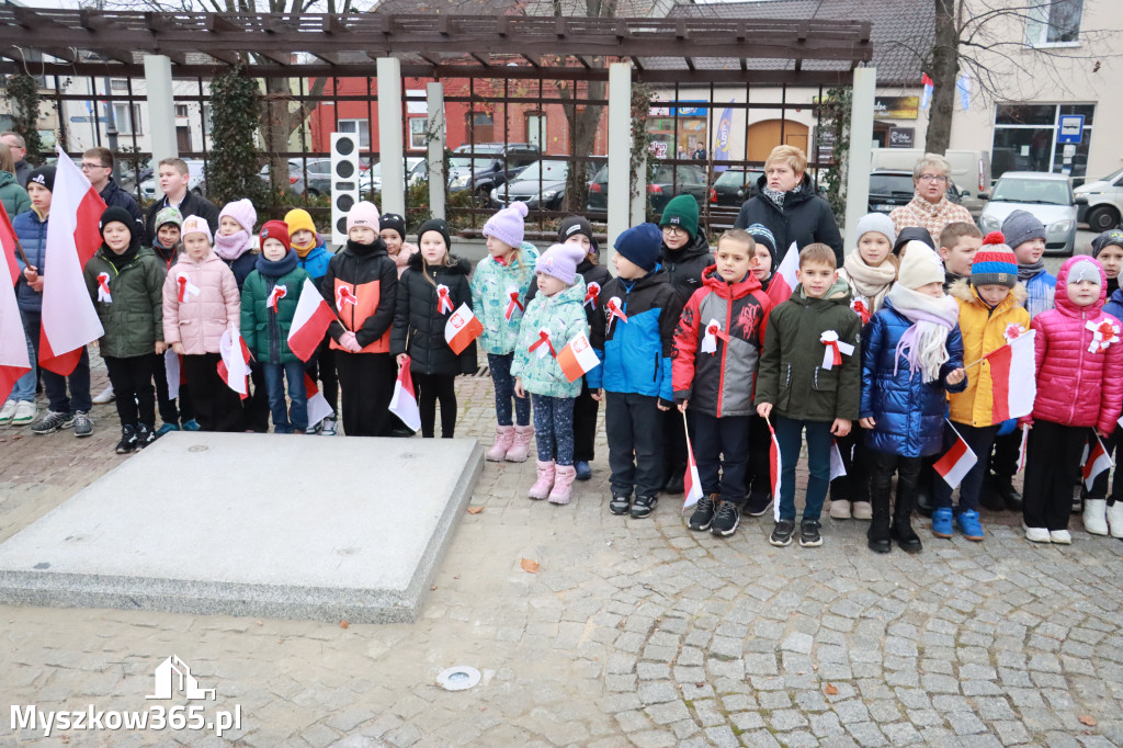 Fotorelacja: Uroczyste odśpiewanie Hymnu na Rynku w Koziegłowach