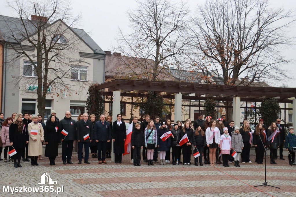 Fotorelacja: Uroczyste odśpiewanie Hymnu na Rynku w Koziegłowach