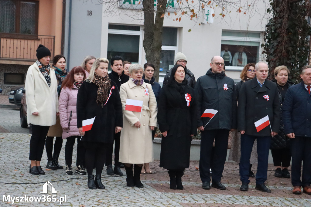 Fotorelacja: Uroczyste odśpiewanie Hymnu na Rynku w Koziegłowach