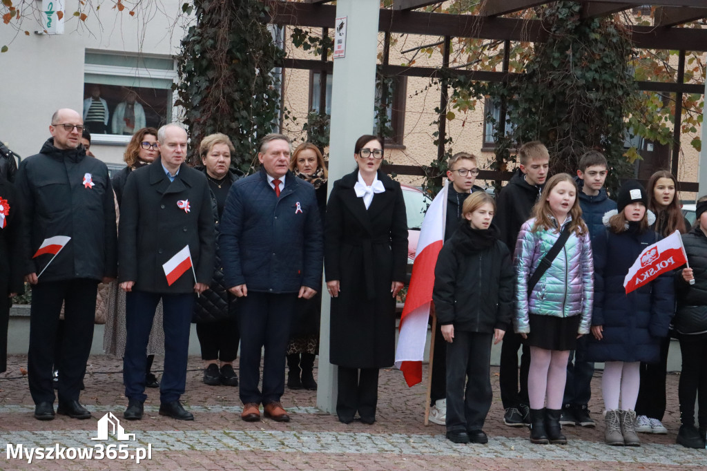 Fotorelacja: Uroczyste odśpiewanie Hymnu na Rynku w Koziegłowach