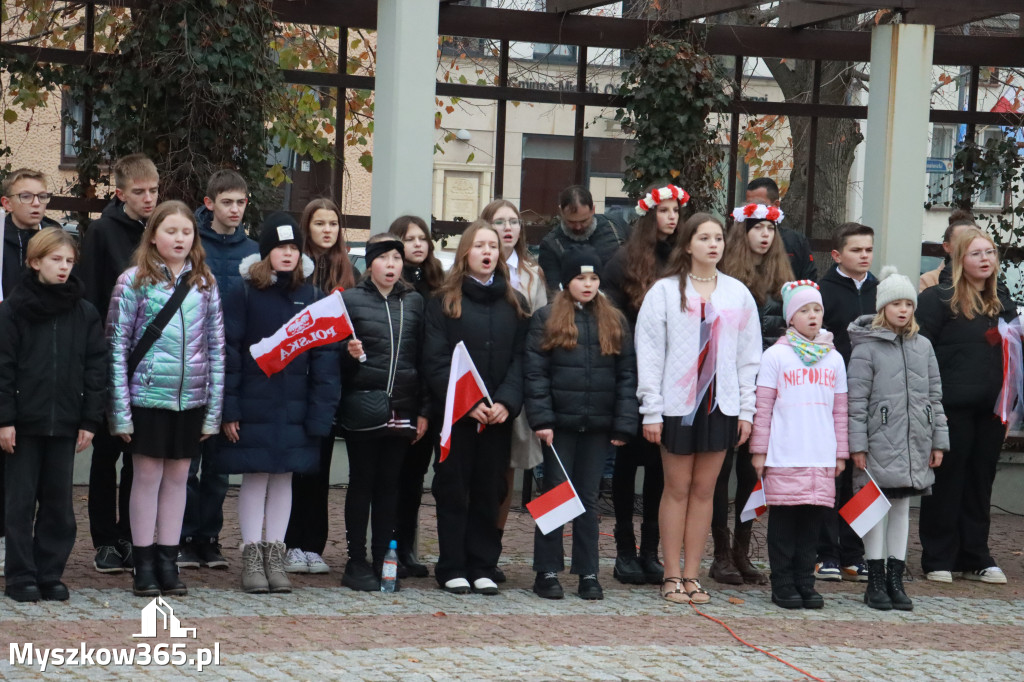 Fotorelacja: Uroczyste odśpiewanie Hymnu na Rynku w Koziegłowach