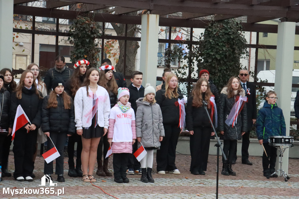 Fotorelacja: Uroczyste odśpiewanie Hymnu na Rynku w Koziegłowach