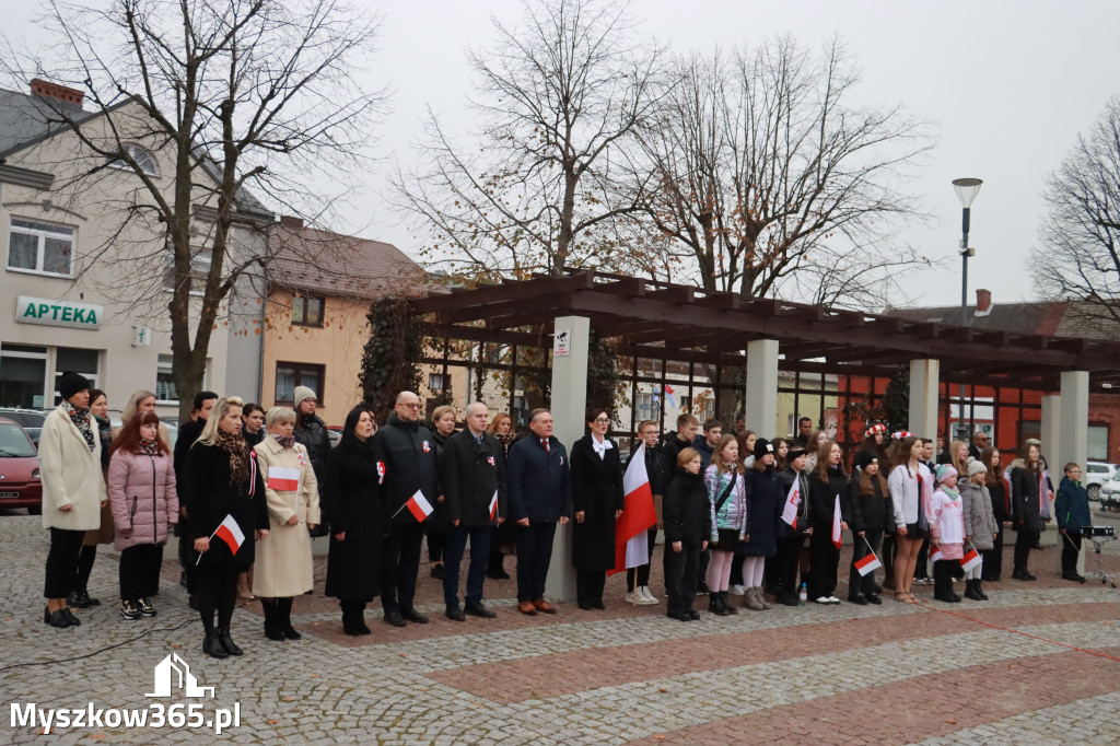 Fotorelacja: Uroczyste odśpiewanie Hymnu na Rynku w Koziegłowach