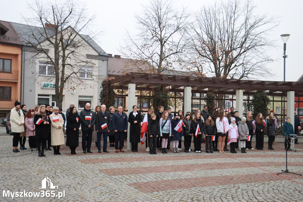 Fotorelacja: Uroczyste odśpiewanie Hymnu na Rynku w Koziegłowach