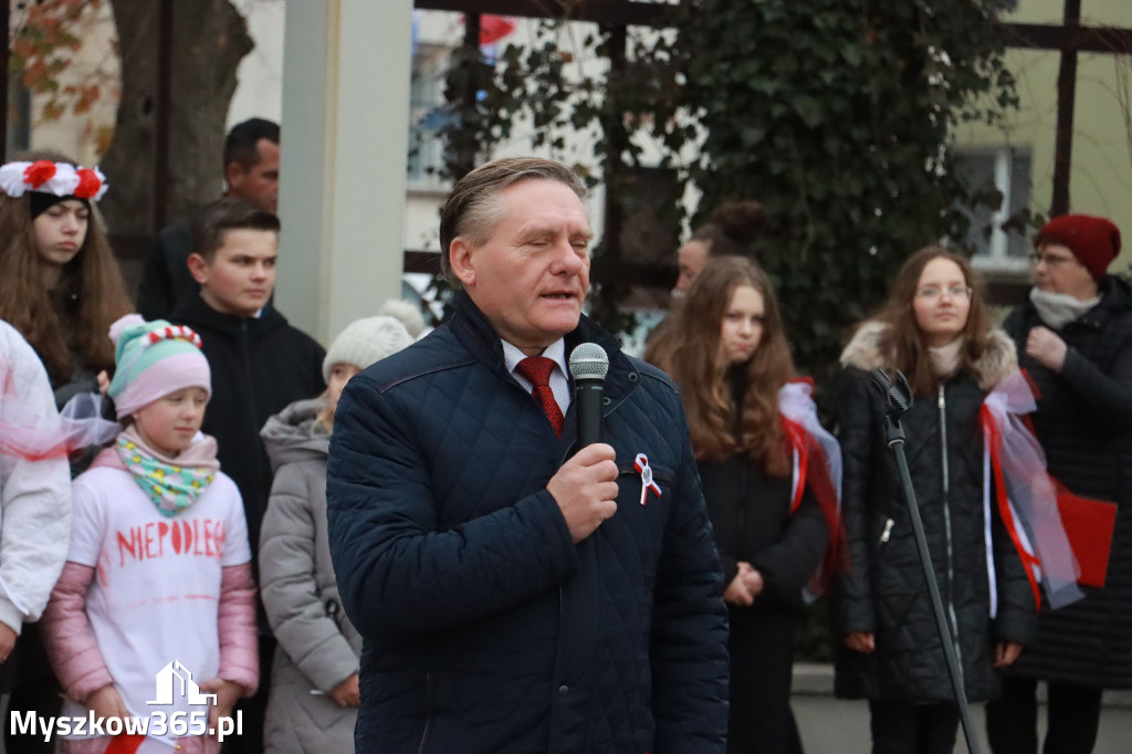 Fotorelacja: Uroczyste odśpiewanie Hymnu na Rynku w Koziegłowach