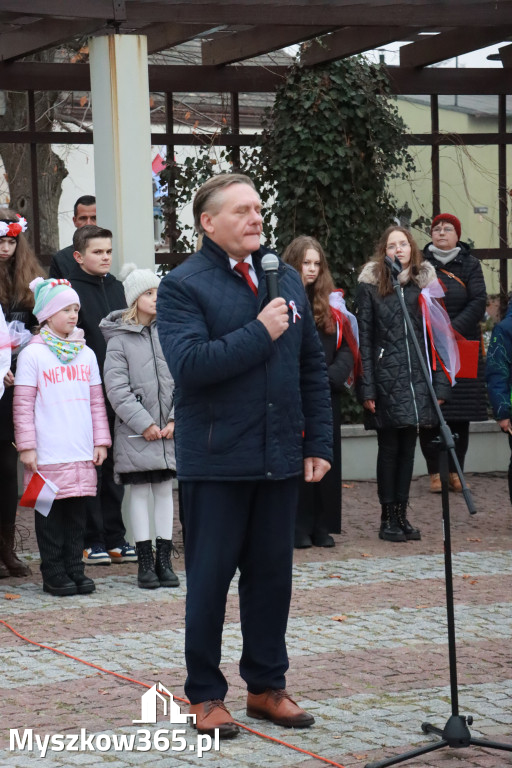 Fotorelacja: Uroczyste odśpiewanie Hymnu na Rynku w Koziegłowach