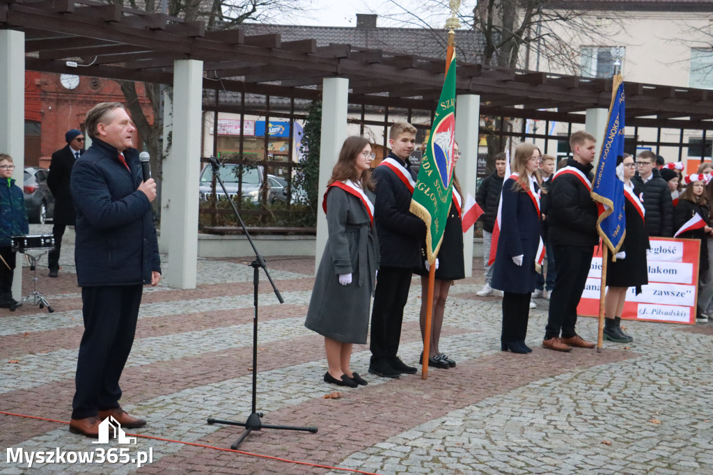 Fotorelacja: Uroczyste odśpiewanie Hymnu na Rynku w Koziegłowach