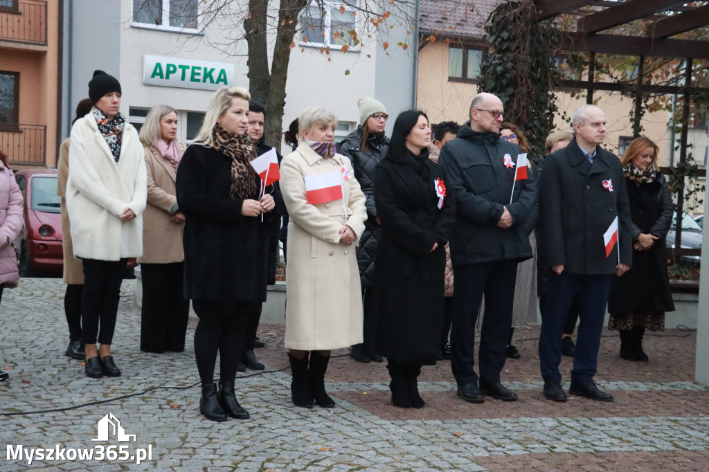 Fotorelacja: Uroczyste odśpiewanie Hymnu na Rynku w Koziegłowach