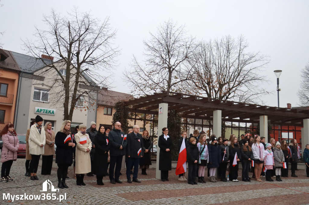 Fotorelacja: Uroczyste odśpiewanie Hymnu na Rynku w Koziegłowach