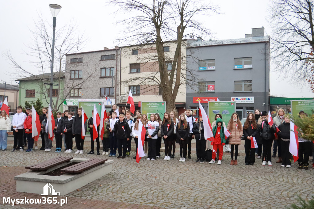 Fotorelacja: Uroczyste odśpiewanie Hymnu na Rynku w Koziegłowach