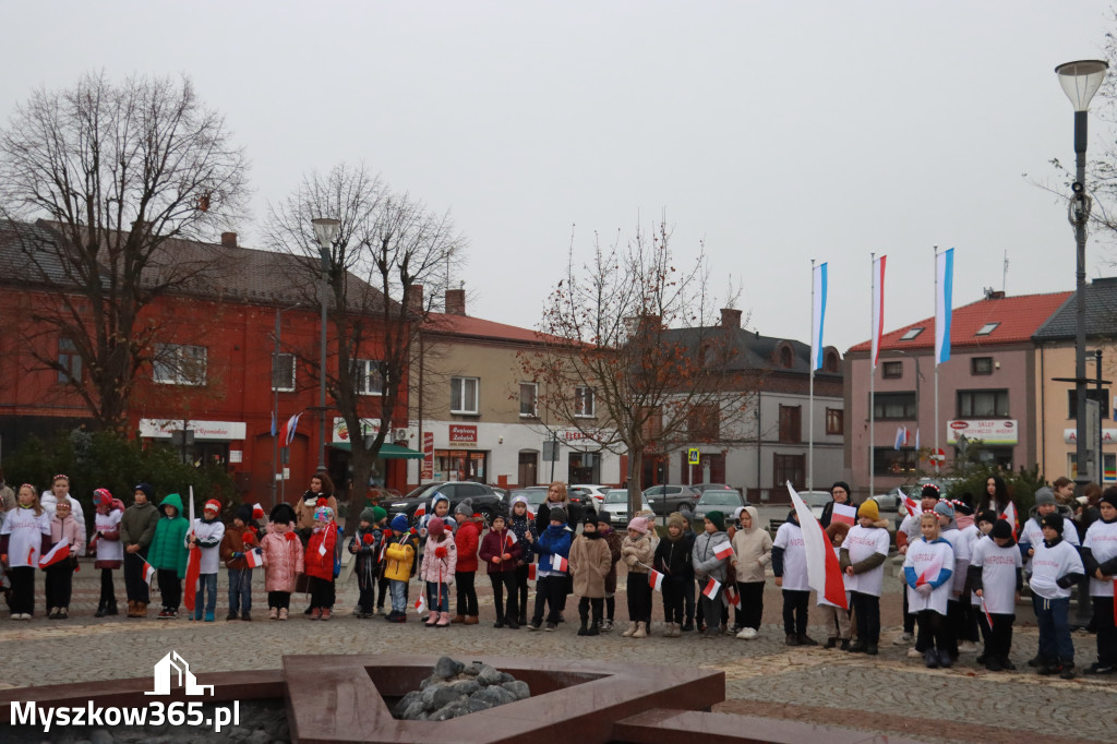 Fotorelacja: Uroczyste odśpiewanie Hymnu na Rynku w Koziegłowach