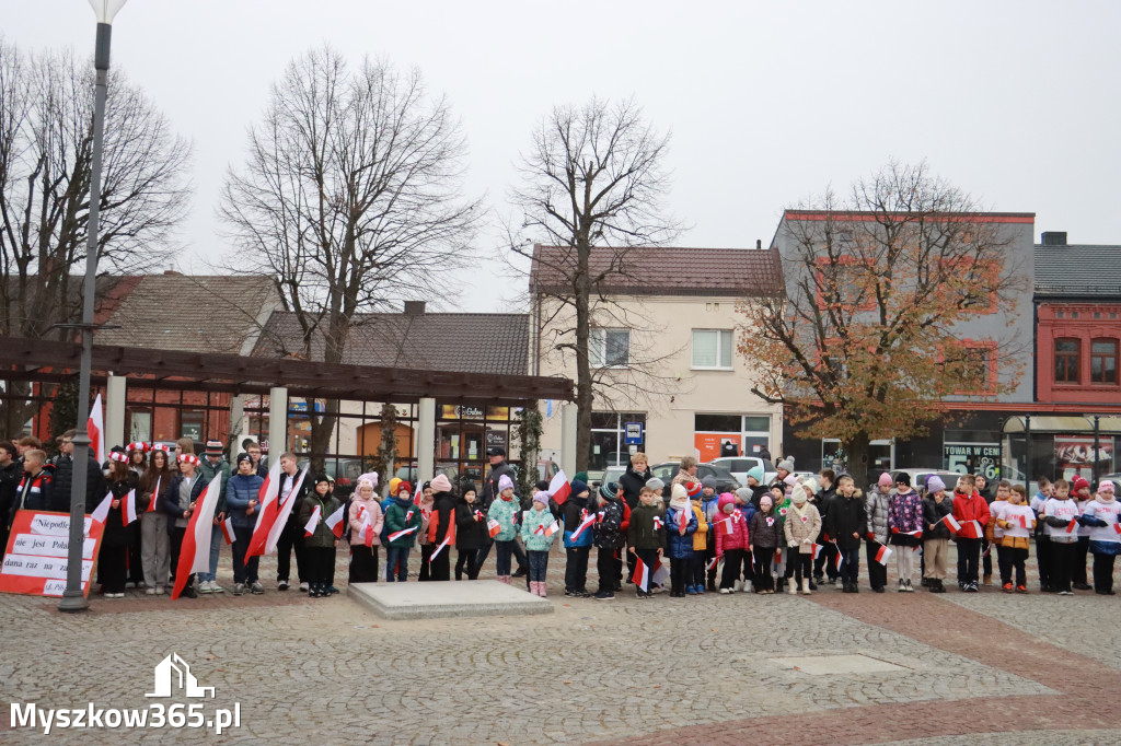 Fotorelacja: Uroczyste odśpiewanie Hymnu na Rynku w Koziegłowach