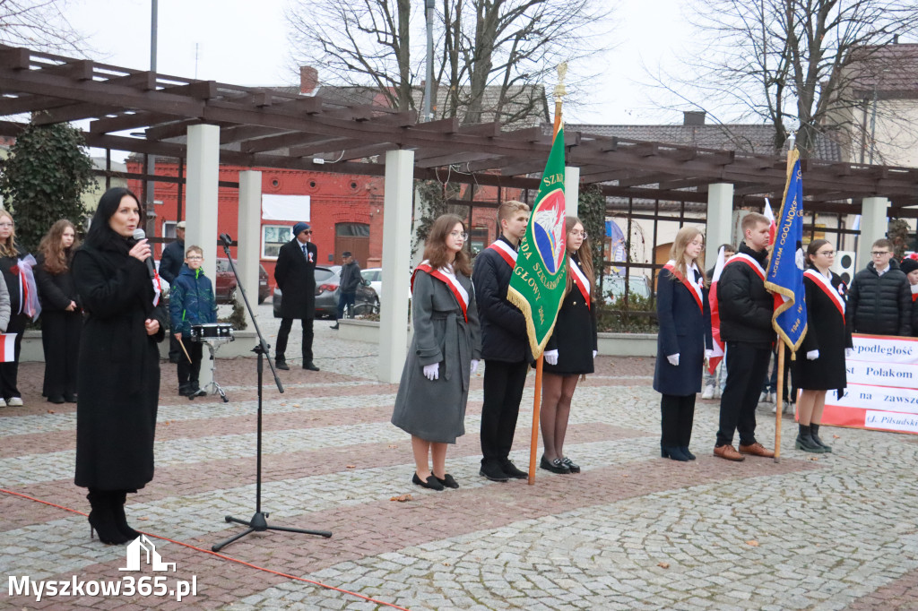 Fotorelacja: Uroczyste odśpiewanie Hymnu na Rynku w Koziegłowach