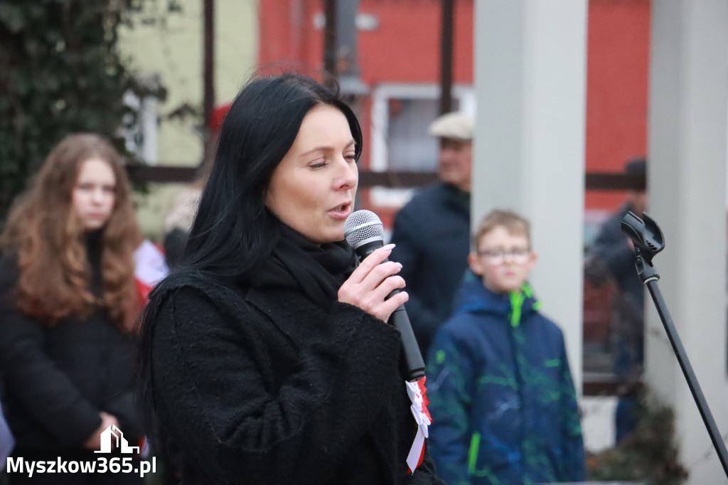 Fotorelacja: Uroczyste odśpiewanie Hymnu na Rynku w Koziegłowach