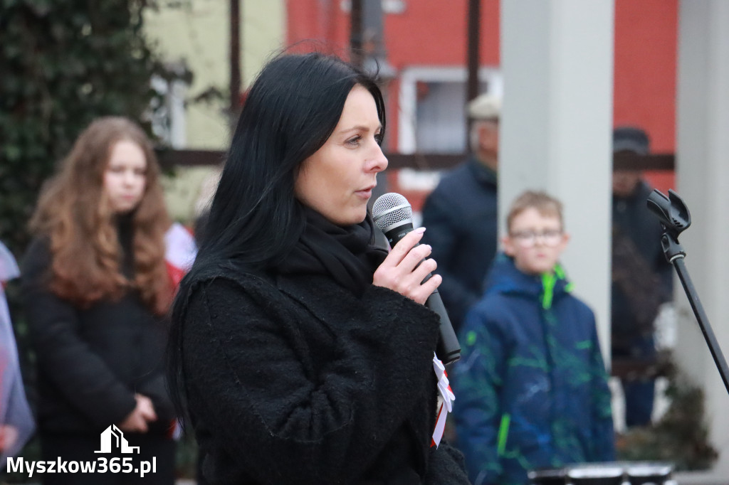 Fotorelacja: Uroczyste odśpiewanie Hymnu na Rynku w Koziegłowach