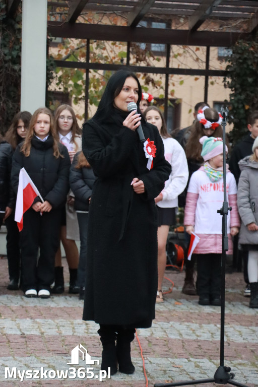 Fotorelacja: Uroczyste odśpiewanie Hymnu na Rynku w Koziegłowach