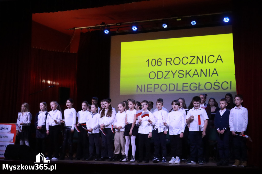 Fotorelacja: Uroczyste odśpiewanie Hymnu na Rynku w Koziegłowach