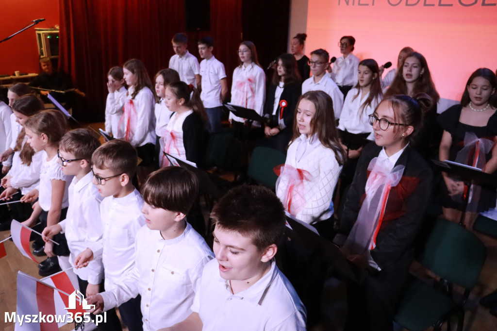 Fotorelacja: Uroczyste odśpiewanie Hymnu na Rynku w Koziegłowach