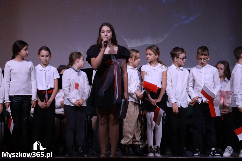 Fotorelacja: Uroczyste odśpiewanie Hymnu na Rynku w Koziegłowach