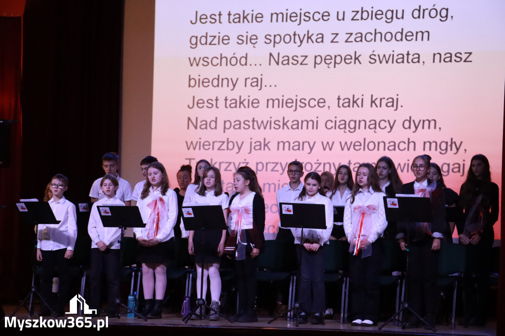 Fotorelacja: Uroczyste odśpiewanie Hymnu na Rynku w Koziegłowach