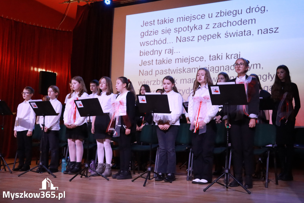 Fotorelacja: Uroczyste odśpiewanie Hymnu na Rynku w Koziegłowach