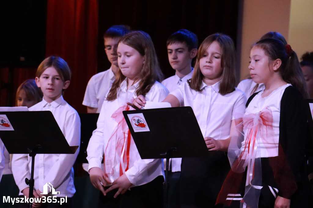 Fotorelacja: Uroczyste odśpiewanie Hymnu na Rynku w Koziegłowach