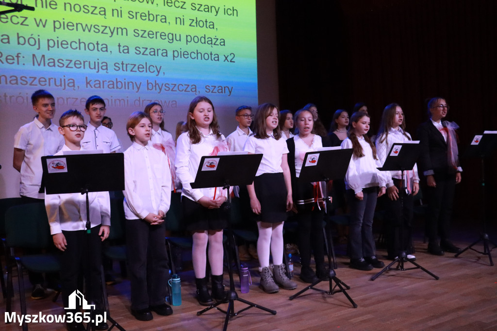 Fotorelacja: Uroczyste odśpiewanie Hymnu na Rynku w Koziegłowach