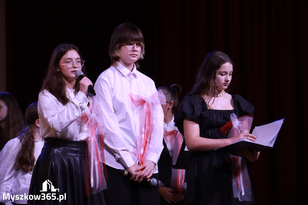 Fotorelacja: Uroczyste odśpiewanie Hymnu na Rynku w Koziegłowach