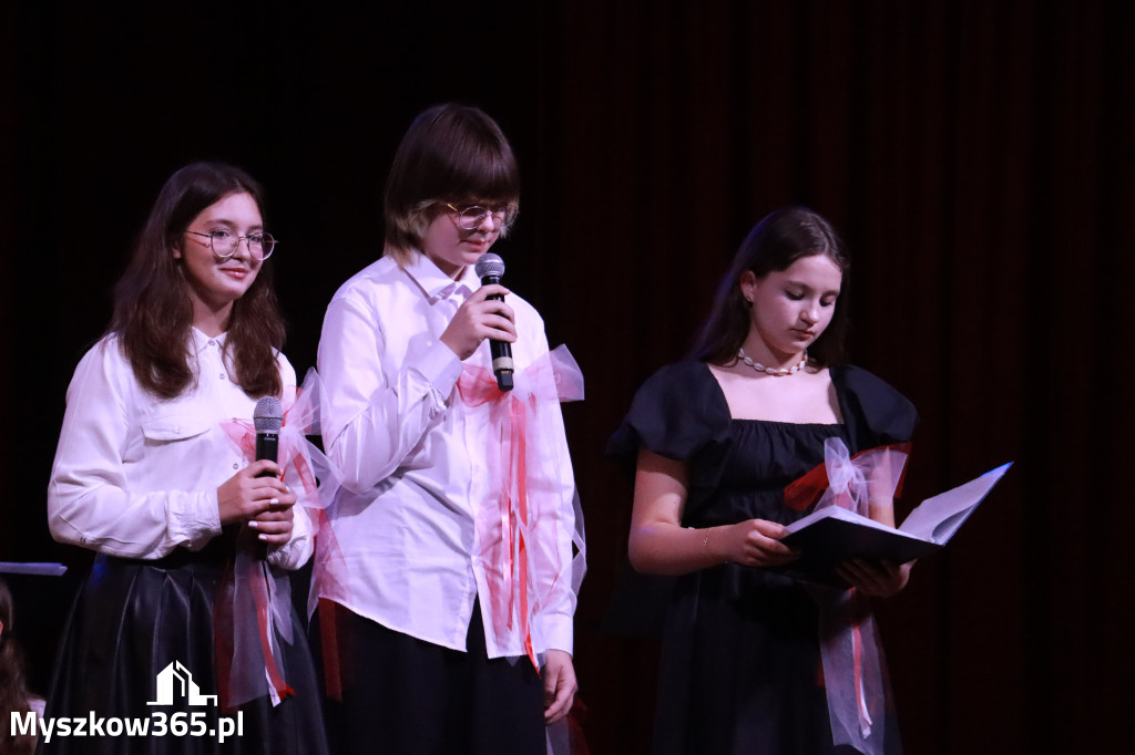 Fotorelacja: Uroczyste odśpiewanie Hymnu na Rynku w Koziegłowach