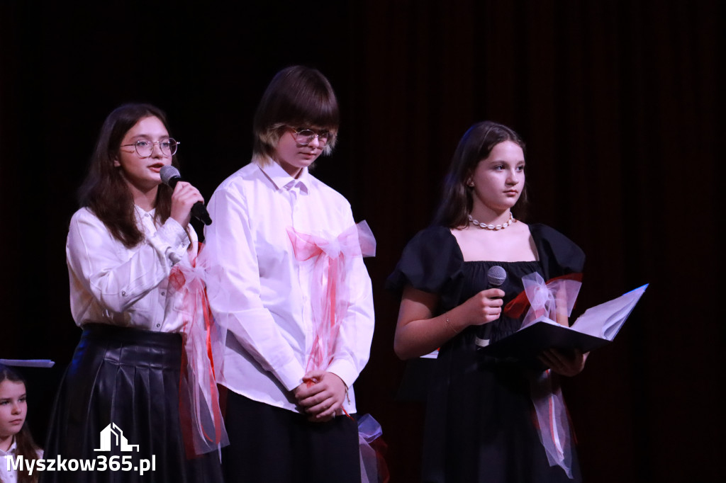 Fotorelacja: Uroczyste odśpiewanie Hymnu na Rynku w Koziegłowach