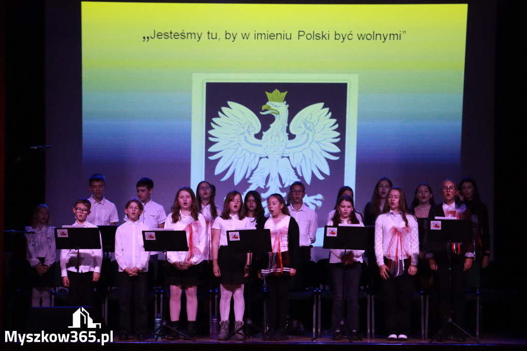 Fotorelacja: Uroczyste odśpiewanie Hymnu na Rynku w Koziegłowach