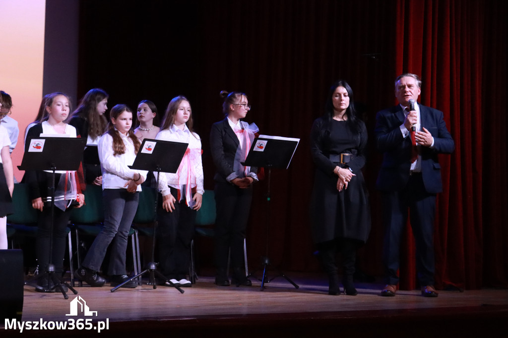 Fotorelacja: Uroczyste odśpiewanie Hymnu na Rynku w Koziegłowach