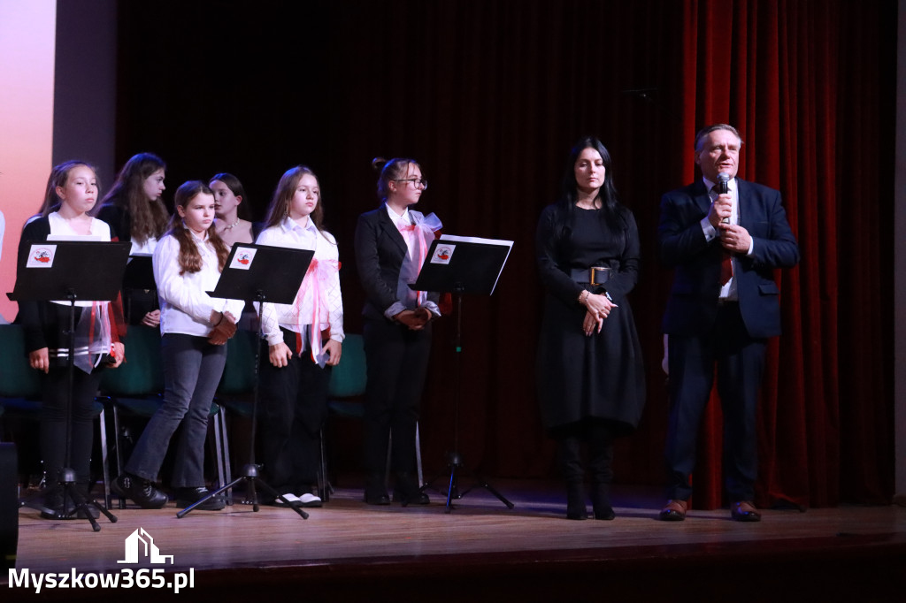 Fotorelacja: Uroczyste odśpiewanie Hymnu na Rynku w Koziegłowach