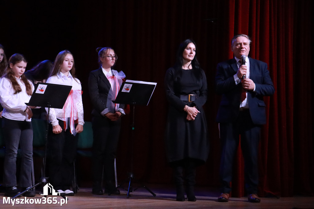 Fotorelacja: Uroczyste odśpiewanie Hymnu na Rynku w Koziegłowach