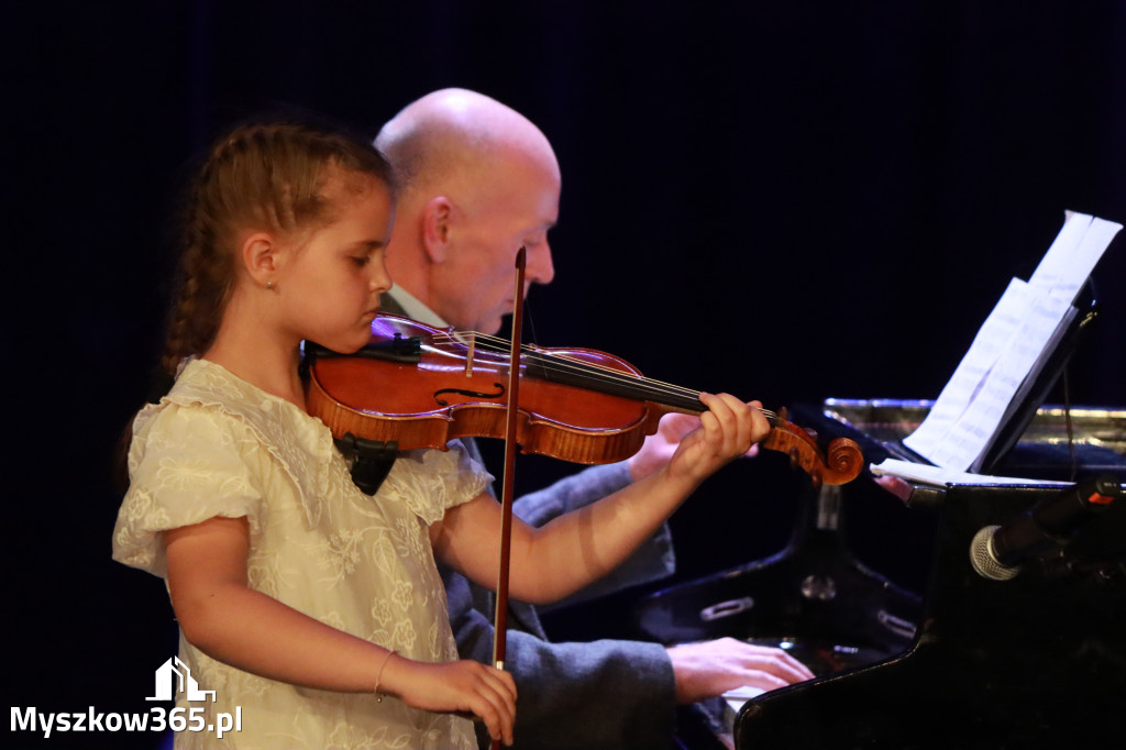 Fotorelacja: Koncert Jubileuszowy Szkoły Muzycznej w Myszkowie