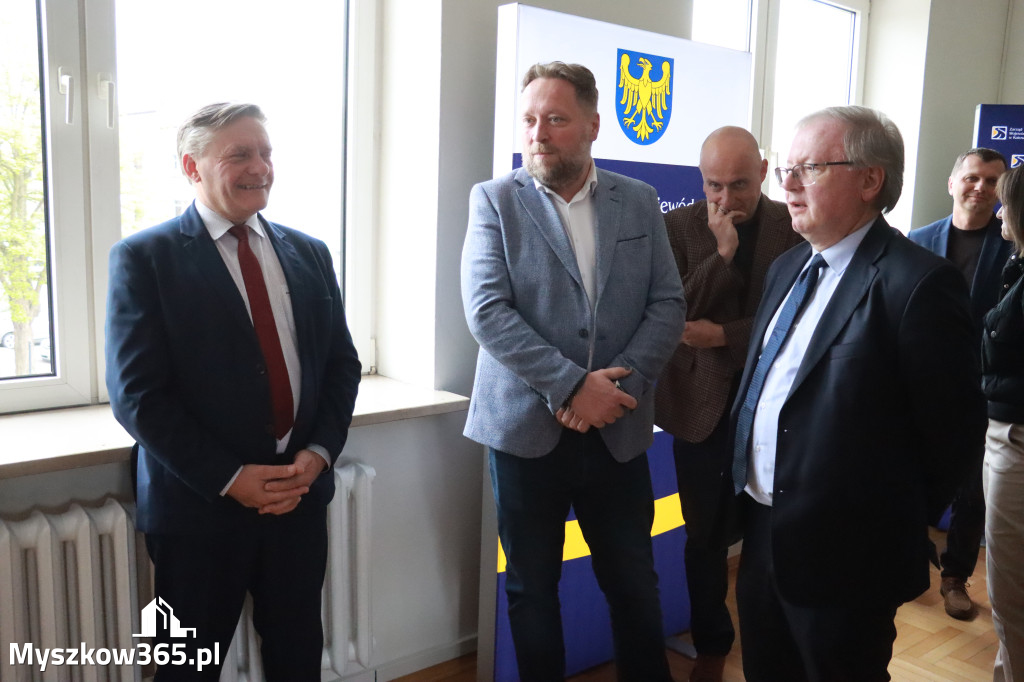Fotorelacja: Podpisanie umowy w Koziegłowach na przebudowę drogi DW 789