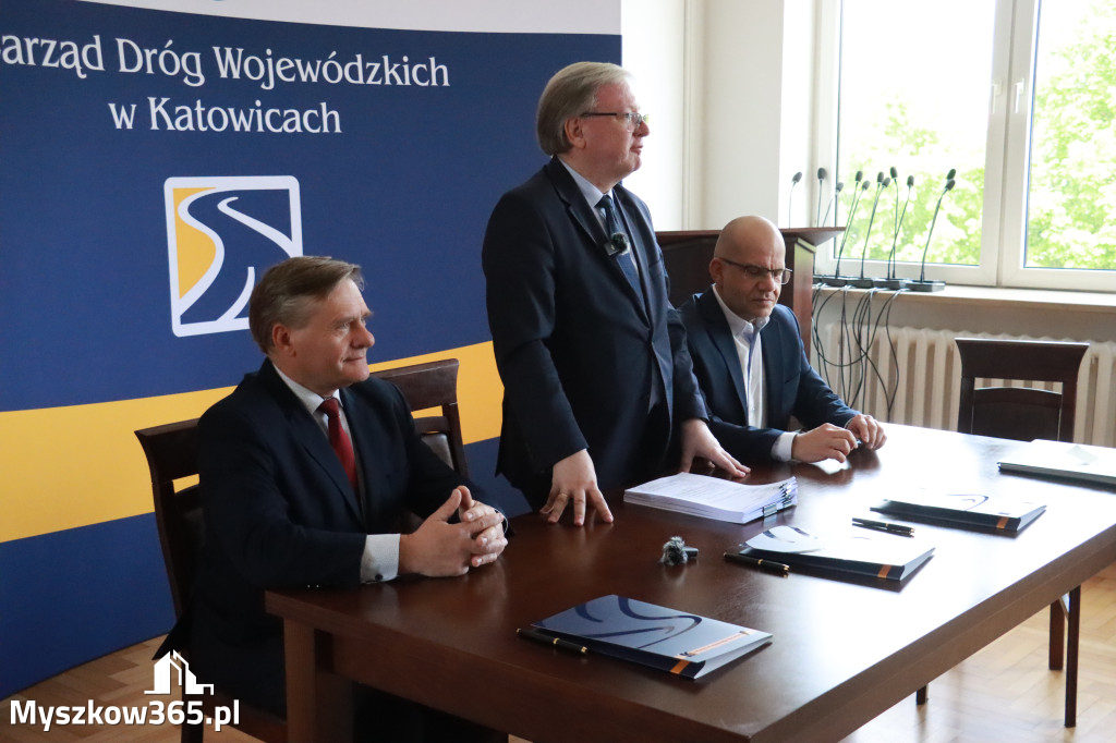 Fotorelacja: Podpisanie umowy w Koziegłowach na przebudowę drogi DW 789