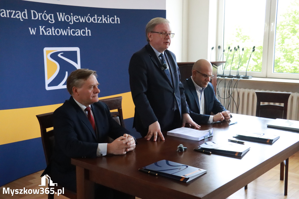 Fotorelacja: Podpisanie umowy w Koziegłowach na przebudowę drogi DW 789