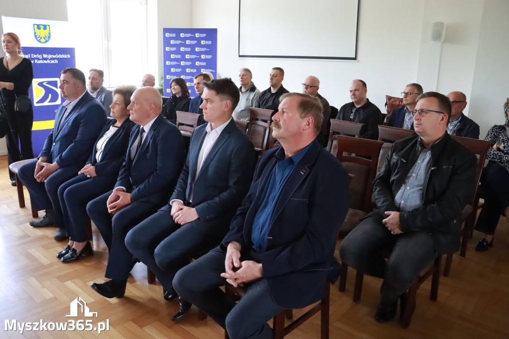 Fotorelacja: Podpisanie umowy w Koziegłowach na przebudowę drogi DW 789