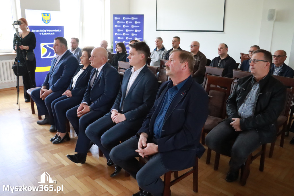 Fotorelacja: Podpisanie umowy w Koziegłowach na przebudowę drogi DW 789