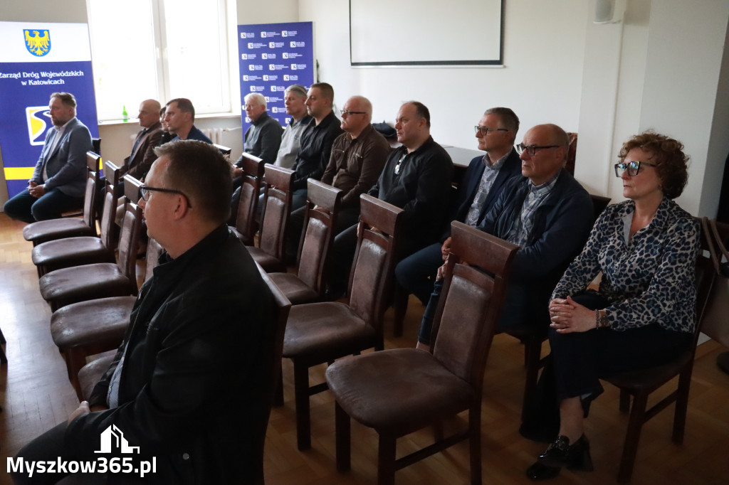Fotorelacja: Podpisanie umowy w Koziegłowach na przebudowę drogi DW 789