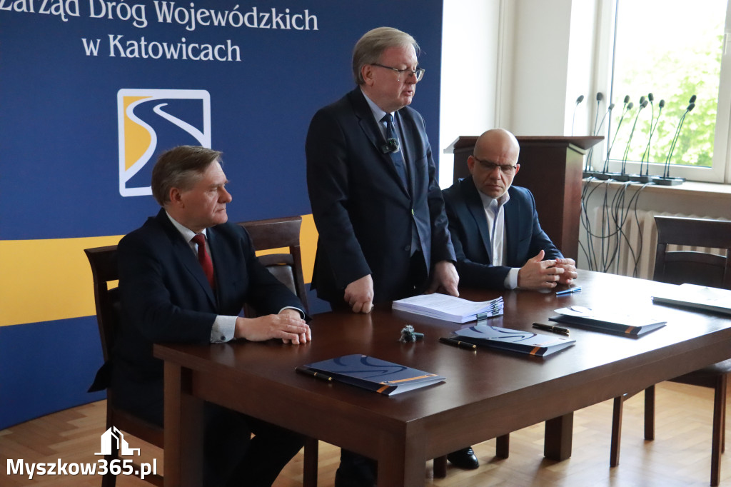 Fotorelacja: Podpisanie umowy w Koziegłowach na przebudowę drogi DW 789