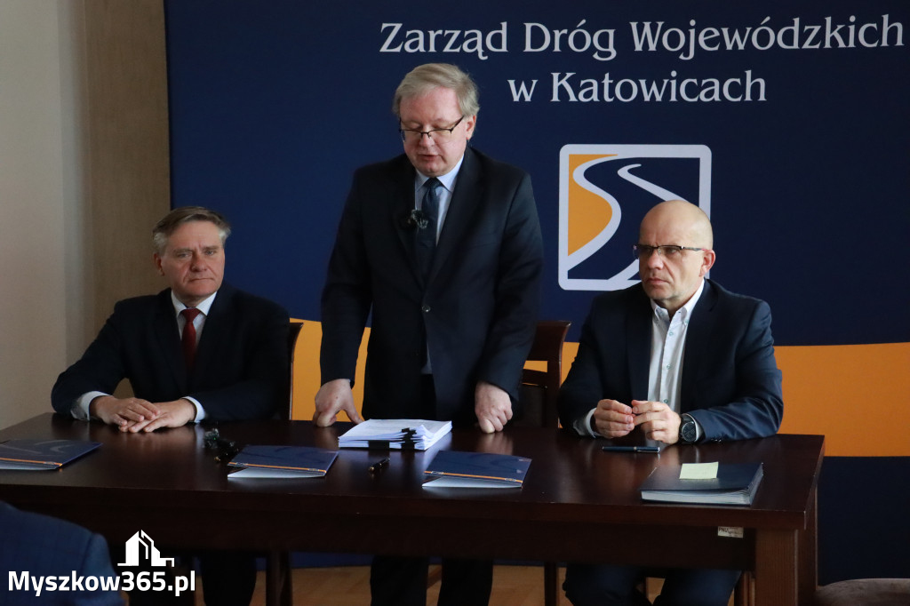Fotorelacja: Podpisanie umowy w Koziegłowach na przebudowę drogi DW 789