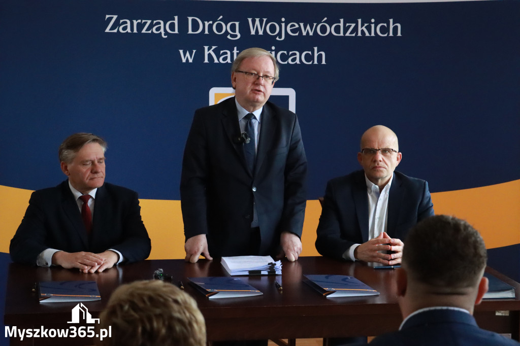 Fotorelacja: Podpisanie umowy w Koziegłowach na przebudowę drogi DW 789
