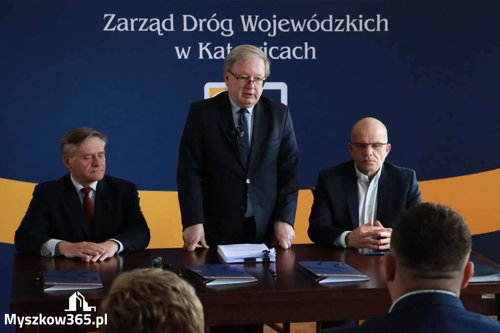 Fotorelacja: Podpisanie umowy w Koziegłowach na przebudowę drogi DW 789